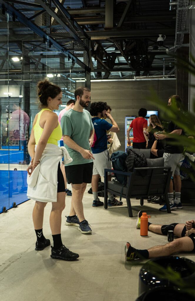 Padelspillere samlet i loungen efter spil